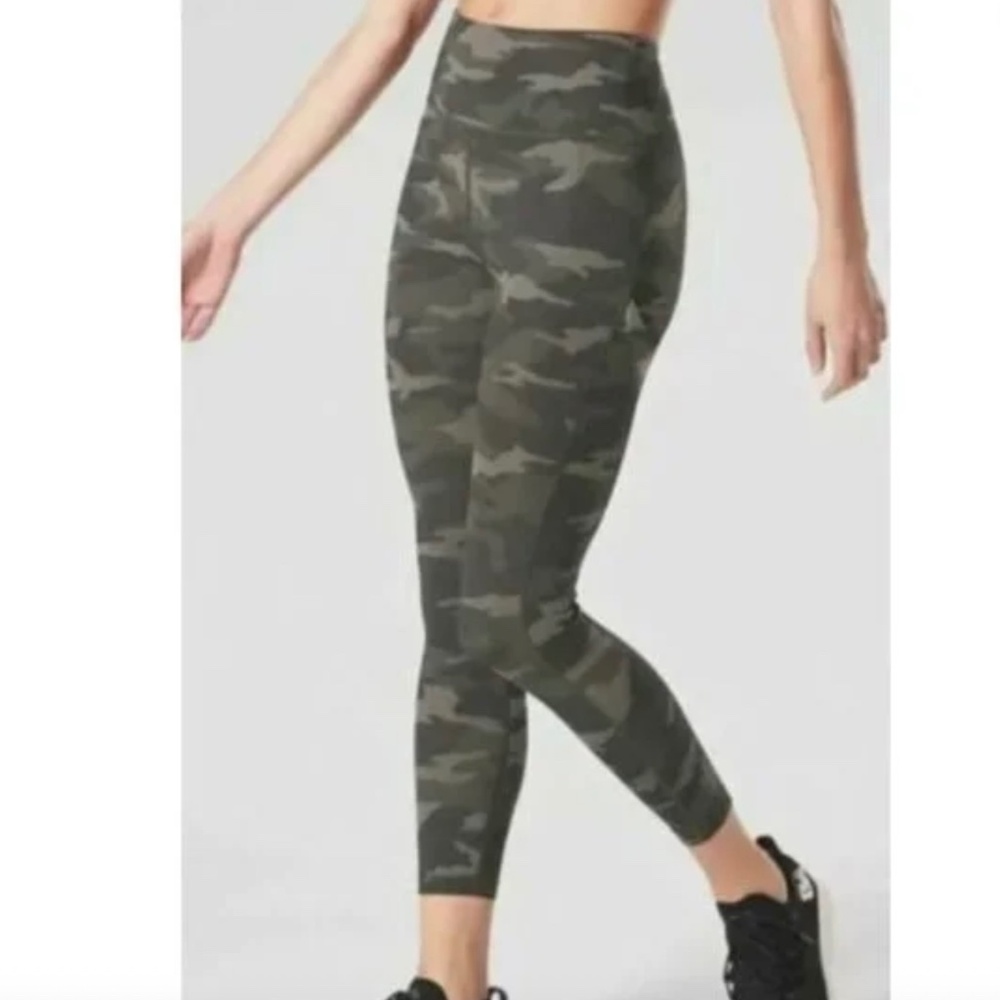 ATHLETA Ultimate 7/8 tight Green Camo Leggings  size S